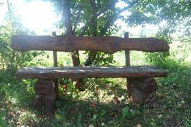 Скамейка в яблоневом саду