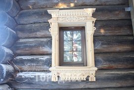 Оформление окна в деревянном доме, бревну более 100лет