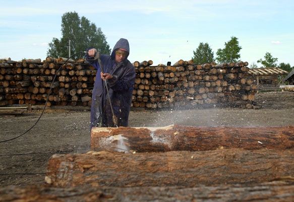 Окорка бревна водой под давлением