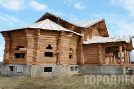 Строительство особняка из дерева кедра. Фото