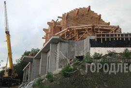 Строительство коттеджей из круглого бревна под ключ для постоянного проживания. Фото