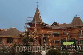 Фото строительства дома из бревна в сказочном стиле по проекту «Восток-Запад»
