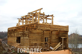 Выставляется каркас под вальмовую кровлю