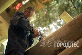 Шлифовка сруба - необходимый этап в процессе строительства деревянной бани из рубленного бревна
