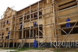 Процесс строительства современного деревянного коттеджа ручной рубки. Этап шлифовки