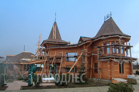 Процесс строительства деревянного рубленного дома сложной формы с баней под одной крышей
