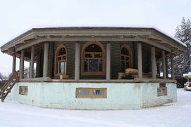 Баня с арочными окнами